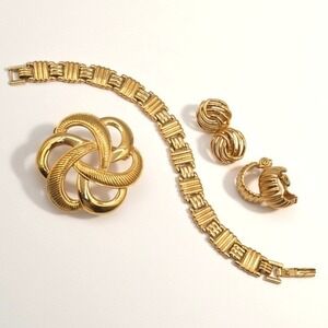 Monet Gold Tone Jewelry Set‎ 4pc Knot Brooch Bracelet Clip on Earrings